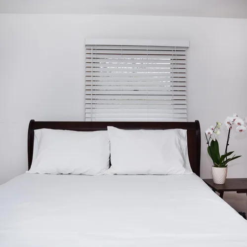 Vista 2 de Pacific Linens Juego de 12 fundas de almohada de percal suave, de lujo, sin arrugas, mezcla de algodón Polly de 200 hilos, ropa de cama de grado