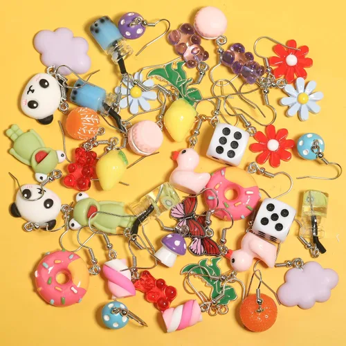 Vista 3 de Juego de 20 pares de aretes extraños divertidos con diseño de oso de goma y pato, botella de agua, pez, dinosaurio, hongo, mariposa, fresa, juego