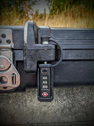 Vista 9 de Cerradura Táctica para Estuche de Armas Aprobada por TSA - Funda Protectora de Goma y MonoShaft Resistente a Cortes - Candado Seguro de Eje Único