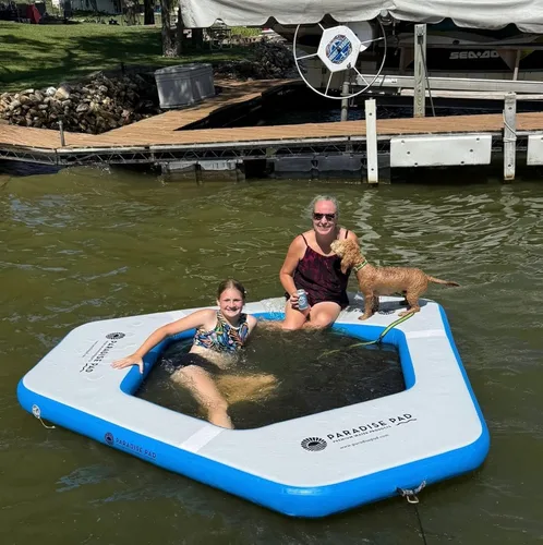 Vista 2 de Alfombrilla de agua inflable – Plataforma flotante triangular de 9 pies con malla Hamaca de agua resistente flotador de lago