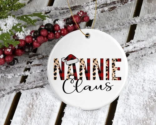 Vista 2 de Adorno de Navidad de leopardo Nannie Claus, adorno de Navidad a cuadros de búfalo rojo para Nannie, adorno familiar de Navidad impreso en ambos lados