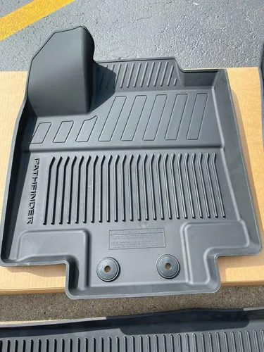 Vista 3 de NISSAN Pathfinder (2022-2024) 4 alfombrillas moldeadas para todo tipo de clima para modelos con sillas capitanes de fila 2ª solamente