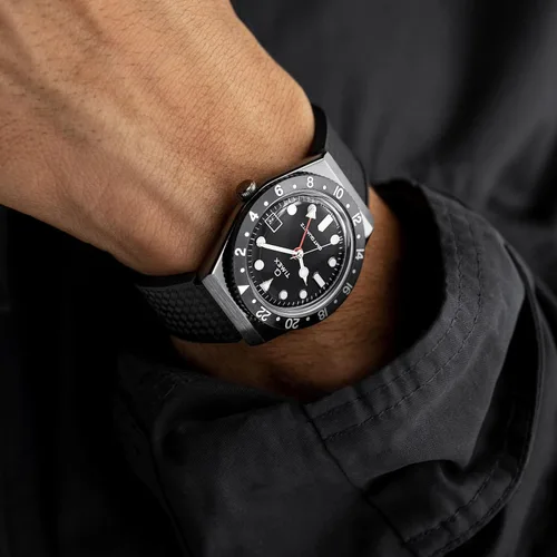 Vista 2 de Timex Reloj Q GMT de 1.496in para hombre, triple negro con correa de goma, Negro
