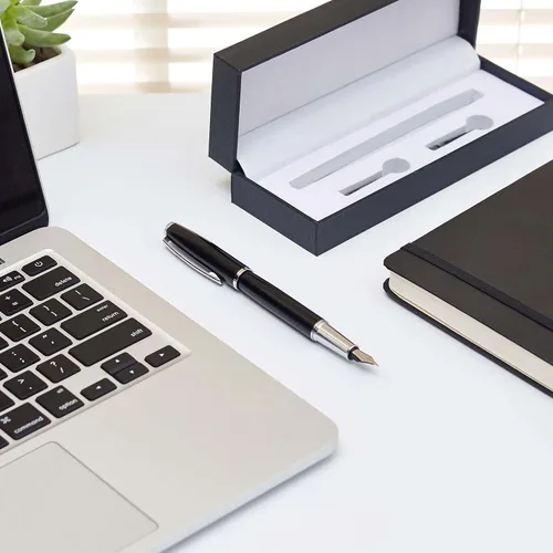 Vista 7 de Amazon Basics Pluma estilográfica con dos cartuchos de repuesto: punta media, tinta negra