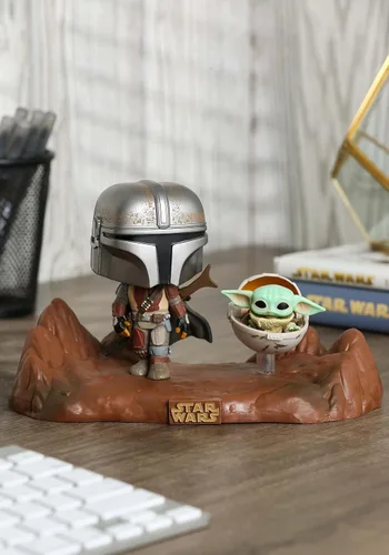 Vista 2 de Funko Star Wars Moment: The Mandalorian - El mandaloriano con el niño
