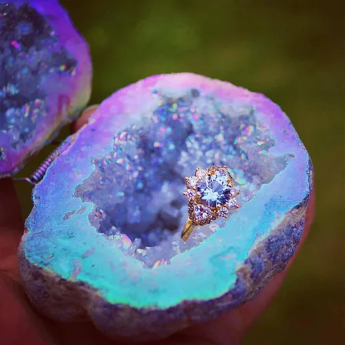 Vista 3 de ZXYWW Crystal Geode, caja redonda para anillos de cuarzo con geoda de ágata, organizador de joyas para mujeres y niñas, recuerdo de boda, arco iris