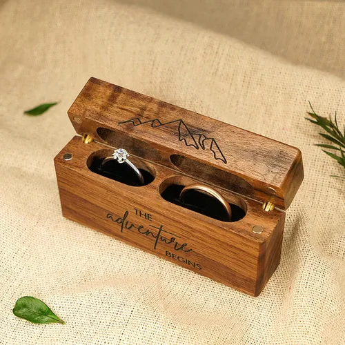 Vista 4 de Tinnberlohas Caja de madera para anillos Caja de anillo doble delgada grabada para ceremonia de boda, propuesta de compromiso, ideas de regalo