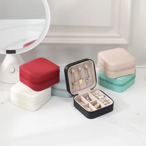 Vista 6 de Casegrace - Mini joyero portátil de viaje de cuero para joyas, organizador de anillos, caja de regalo para niñas y mujeres