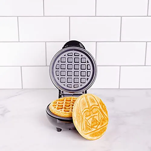 Vista 4 de Uncanny Brands - Mini gofrera de Darth Vader de Star Wars - Pequeño electrodoméstico de cocina