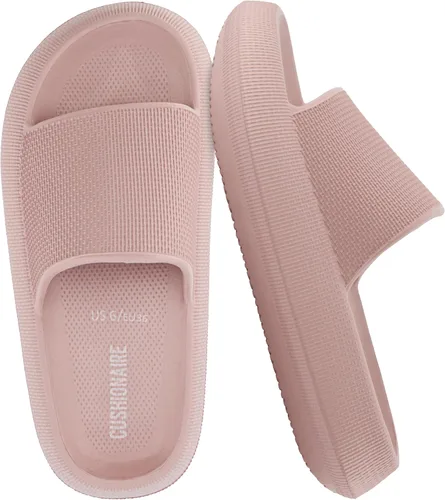 Vista 16 de CUSHIONAIRE Sandalias Feather de EVA para Mujeres – Cómodas Pantuflas Deslizables para Mujeres, Zapatos de Ducha para Interiores y Exteriores Verde