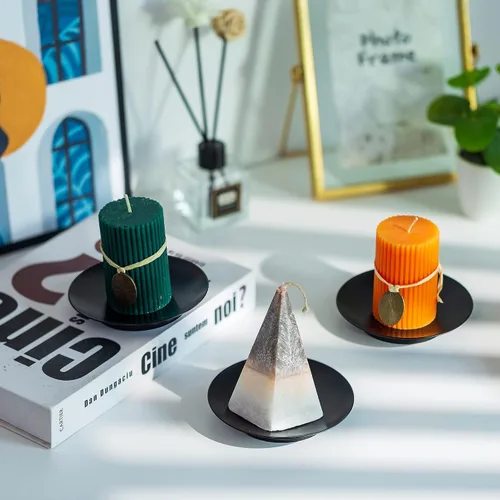 Vista 5 de Portavelas de pilar de hierro Inweder: bandeja y placa de vela negra de 4.25" Pedestal Stand for 3 Wick Jar Candles Tealight Gothtic Decor for