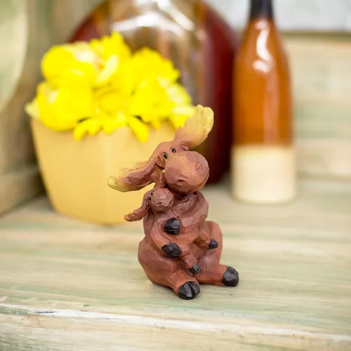 Vista 2 de Mama Moose Hugging Baby - Figura de mesa hecha de resina de 4 x 3 x 2 pulgadas