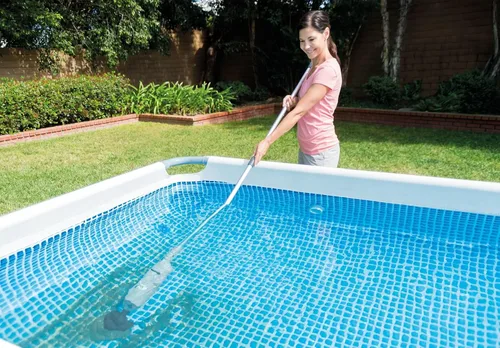 Vista 2 de Intex Aspiradora de piscina portátil recargable con mango telescópico de 94 pulgadas y 2 cabezas de cepillo intercambiables para piscinas