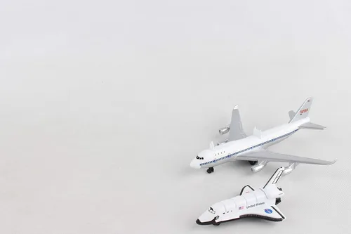 Vista 7 de Daron Space Mission - Juego de juguetes Boeing 747 y transbordador espacial, auténticas representaciones de naves espaciales, juegos empaquetados