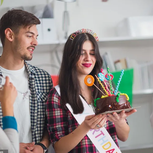 Vista 5 de Araluky Coronas para mujer diadema de cumpleaños tiaras para mujer banda de cumpleaños para mujer tiara de aleación de arco iris para regalo