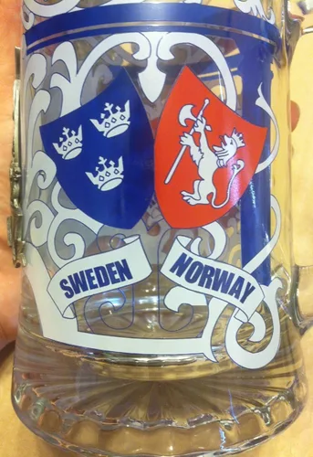 Vista 2 de Escandinavia Finlandia Dinamarca Suecia Noruega Stein de cerveza de vidrio con barco vikingo de peltre, casco vikingo, jarra de cerveza