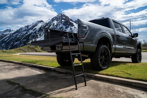 Vista 3 de TRAXION Nueva Escalera de Portón Trasero XL para Todas las Camionetas, Incluyendo Camiones Elevadores hasta 50" de Portón con Marco Articulado