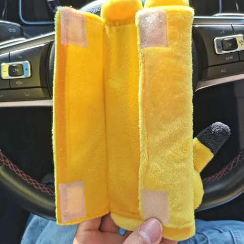 Vista 4 de Funda Kawaii para cinturón de seguridad de automóvil, lindo juego de 2 piezas de correa de asiento de anime, protector de cuello, decoración