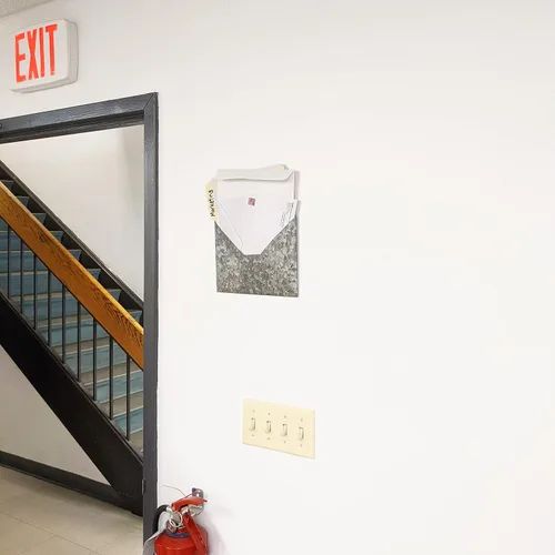 Vista 3 de Archivo de pared de metal galvanizado con forma de sobre para colgar – Decoración funcional de temática rústica para el hogar y la oficina, sostiene