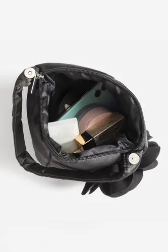 Vista 5 de BABEYOND Bolsos de mano para mujer, bolsos de noche de satén con flores, bolso de pulsera elegante para fiestas, uso diario, boda