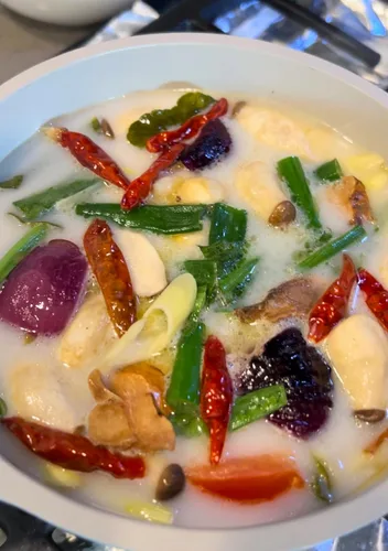 Vista 3 de Hierbas tailandesas secas para sopa Tom Yum o Tom Kah: disfruta de los mejores sabores de Tailandia