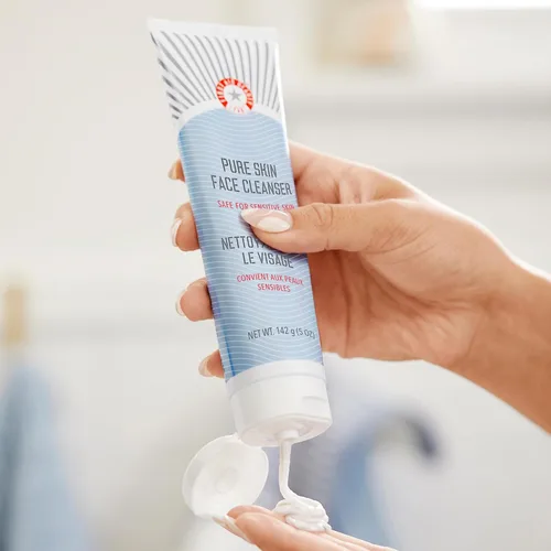 Vista 3 de First Aid Beauty - Limpiador facial Pure Skin, elimina eficazmente el maquillaje, la suciedad y las impurezas, limpiador suave deja la piel suave