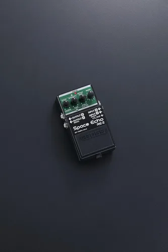 Vista 5 de Boss RE-2 Space Echo Delay and Reverb Effects Bundle con cable de instrumento Gearlux, cable de conexión y púas