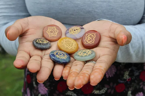 Vista 3 de Jet 7 Chakra Reiki Set Grabado Redondo para Curar Chakra Equilibrio Meditación, Vibraciones Positivas