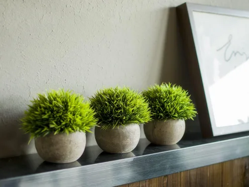 Vista 4 de Opps Mini plantas artificiales de plástico de hierba verde falsa con maceta gris para decoración del hogar, juego de 3