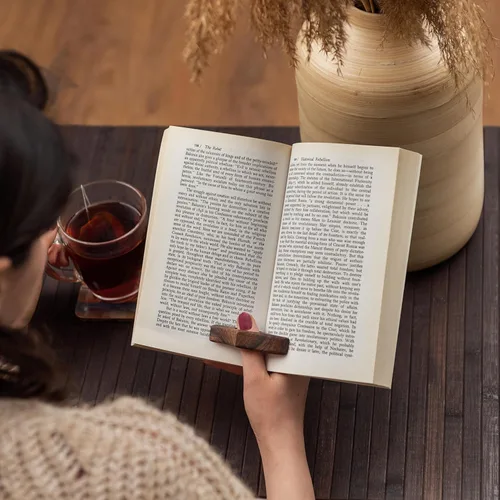 Vista 6 de TILISMA Soporte de página de libro hecho a mano Accesorios de lectura de madera de nogal Regalos de libros para amantes de la lectura Gadgets