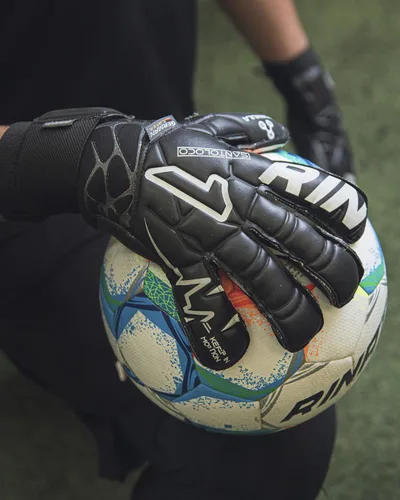 Vista 7 de Guantes Rinat SantoLoco PRO: Agarre de Látex AXG, Corte Ergoroll, Parte Trasera Acolchada, Cierre Ajustable de Rendimiento Élite Todo Clima. Negro