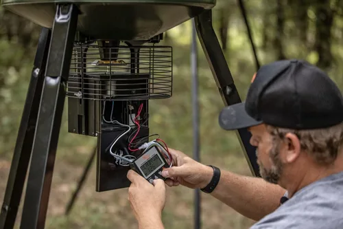 Vista 10 de WILDGAME INNOVATIONS Trophy Hunter - Kit de alimentación digital de 6 V, resistente a la intemperie, duradero, fácil de usar, unidad de control