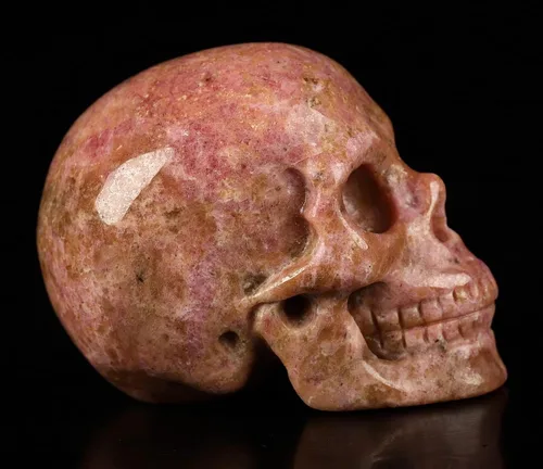Vista 5 de Skullis Calavera de cristal de rodonita rosa y negra, escultura de arte fino de piedras preciosas talladas a mano, estatua de piedra curativa