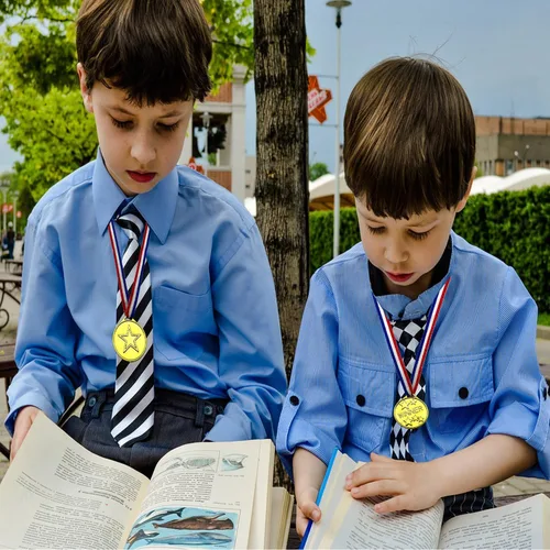 Vista 7 de 50 medallas de oro de plástico ganador de medallas de premio para niños deportes escolares, competiciones de fútbol, juegos, espectáculo