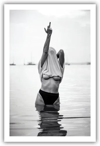 Vista 10 de Acqooeakt Arte de pared vintage de moda en blanco y negro Arte feminista de mujeres sexys en el lago Arte de dedo medio feminista Impreso en lienzo