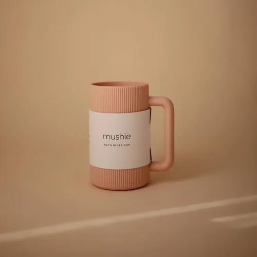 Vista 2 de mushie Taza de enjuague de baño para bebé, 100% silicona de grado alimenticio, taza de enjuague para champú y lavado corporal para niños (rubor)
