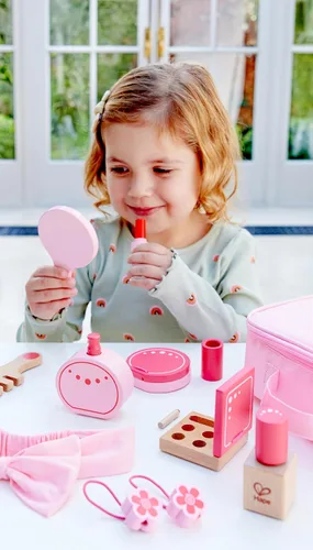 Vista 2 de Kit Beauty Belongings de cosméticos de juguete fabricados en madera, de Hape