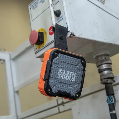 Vista 4 de KLEIN TOOLS AEPJS2 - Altavoz Bluetooth con tira magnética y gancho, recargable, inalámbrico y compatible con Aux, manos libres, tiempo
