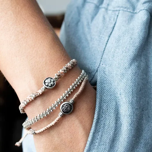 Vista 3 de Wakami New World - Juego de 3 pulseras bohemias de amistad hechas a mano Pulseras trenzadas indie para mujeres y hombres Hechas a mano por