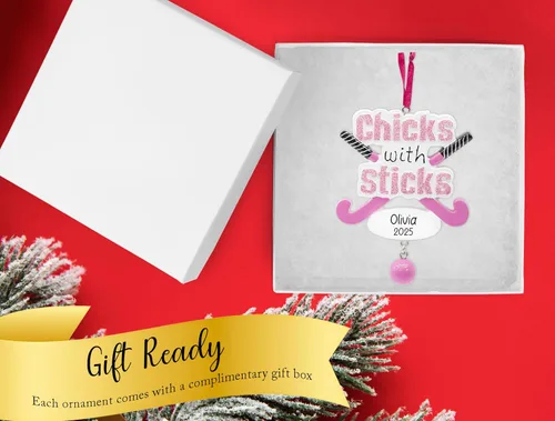 Vista 4 de Adorno de Navidad personalizado de pollitos con palos para niñas, hockey sobre hierba 2025, personalización gratuita, palos de jugador con bola