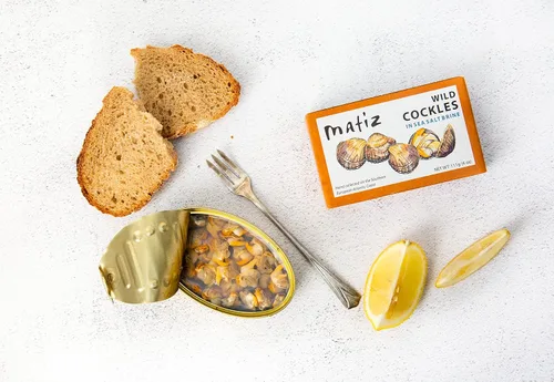 Vista 3 de Matiz España Berberechos Silvestres de Galicia, España en Salmuera Natural de Sal Marina (4 oz.) Berberechos Españoles, Almejas Pequeñas