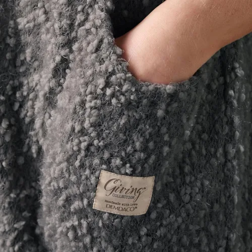 Vista 5 de DEMDACO Giving Shawl - Chal de punto suave de nailon para mujer, talla única, en caja de regalo