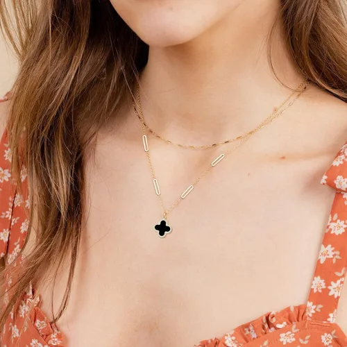 Vista 6 de AILPIWE Gold Clover Necklace for Women,18K Gold Plated Lucky Clover Pendant Necklace, Dainty Gold Necklace for Women Gift