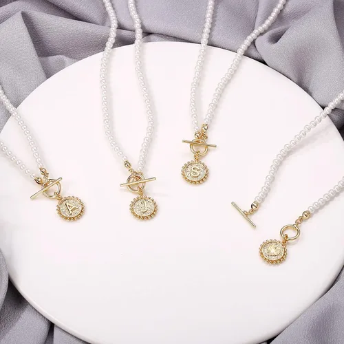 Vista 7 de Gargantilla de perlas con inicial para mujer, chapado en oro de 14 quilates, hecho a mano de 0.157 pulgadas (0.157 in), collar de perlas de concha