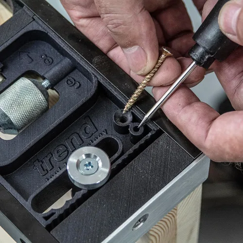 Vista 18 de Kit de Instalación de Puerta Trend, Incluye Plantilla Ajustable AnyDoor Jig (2'6"–9'), Elevador Operado con el Pie, Soporte y Broca de Router