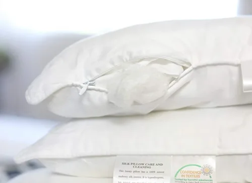 Vista 5 de Silk Bedding Direct. Almohada de lujo rellena de seda de morera. Tamaño estándar, 26 x 20 pulgadas. Un refugio hipoalergénico, descansa tus sueños