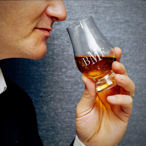 Vista 7 de Set de regalo personalizado de whisky Glencairn con caja