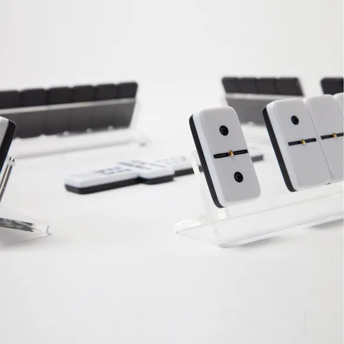 Vista 4 de Juego de dominó El Catire con estantes de Luxe Dominoes