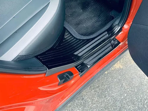 Vista 6 de Accesorios de automóvil compatibles con Subaru Crosstrek 2023-2026, placa interior del umbral de la puerta, cubierta protectora de arañazos, marco
