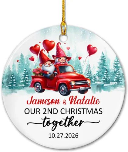 Vista 18 de Adorno de cerámica Our First Christmas Together, adorno de Navidad 2025 personalizado con nombre y fecha, renos para colgar en cerámica, regalo